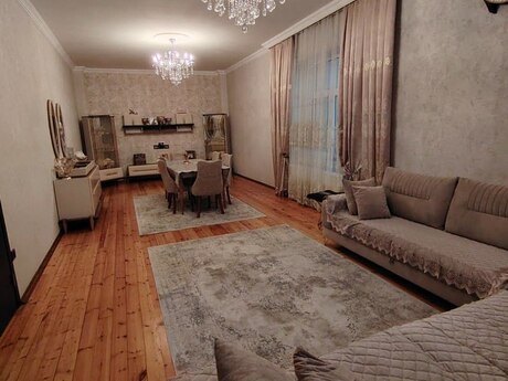 6 otaqlı həyət evi/bağ evi - Novxanı q. - 205 m²