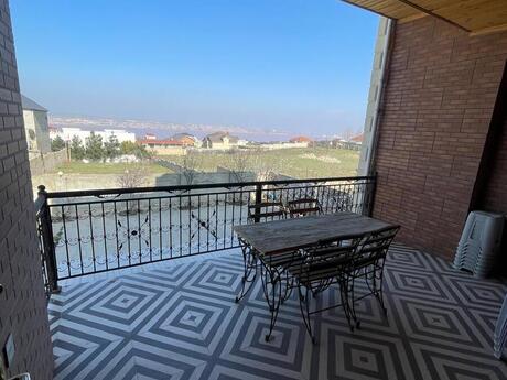 5 otaqlı həyət evi/bağ evi - Novxanı q. - 455 m²
