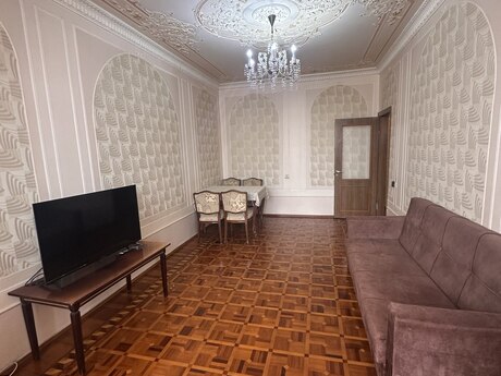 3 otaqlı köhnə tikili - 8-ci mikrorayon q. - 85 m²
