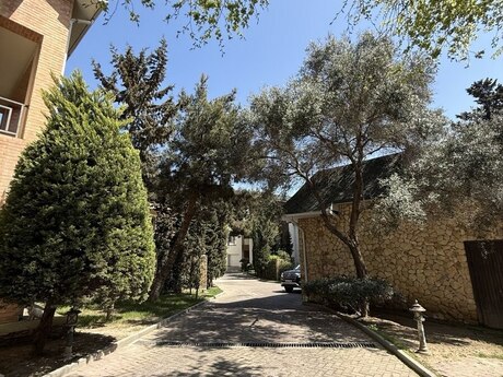 6 otaqlı həyət evi/bağ evi - İnşaatçılar m. - 330 m²