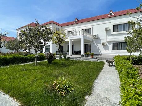 7 otaqlı həyət evi/bağ evi - Novxanı q. - 400 m²