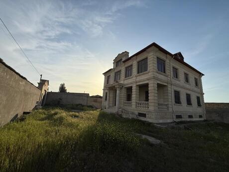 6 otaqlı həyət evi/bağ evi - Buzovna q. - 380 m²