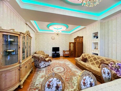 7 otaqlı həyət evi/bağ evi - M.Ə.Rəsulzadə q. - 500 m²