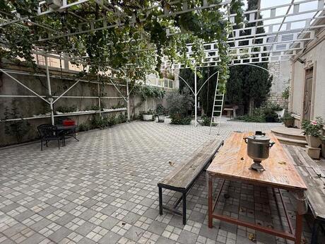 7 otaqlı həyət evi/bağ evi - Buzovna q. - 150 m²