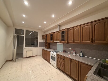 4 otaqlı yeni tikili - 28 May m. - 190 m²