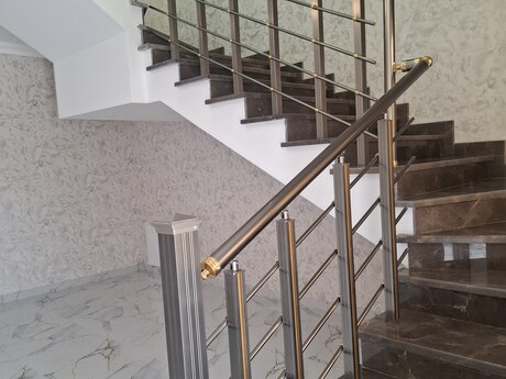 5 otaqlı həyət evi/bağ evi - Qaraçuxur q. - 336 m²