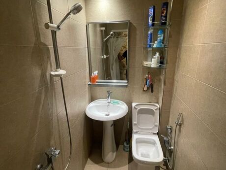 3 otaqlı köhnə tikili - Elmlər Akademiyası m. - 90 m²