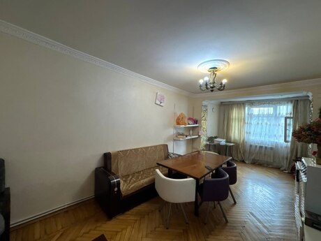 3 otaqlı köhnə tikili - İnşaatçılar m. - 70 m²
