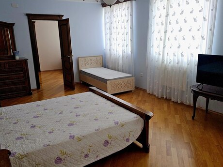 6 otaqlı həyət evi/bağ evi - Novxanı q. - 400 m²