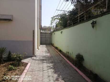 10 otaqlı həyət evi/bağ evi - Nərimanov r. - 300 m²