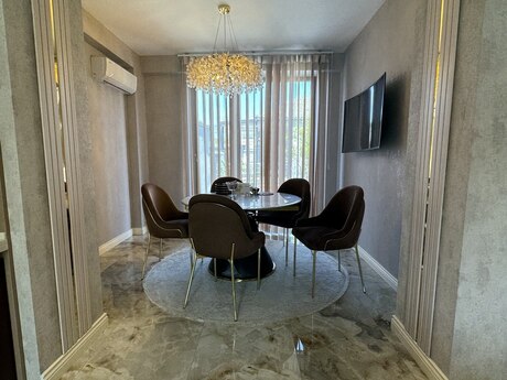 4 otaqlı həyət evi/bağ evi - Bakıxanov q. - 280 m²