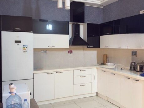 3 otaqlı köhnə tikili - Elmlər Akademiyası m. - 80 m²