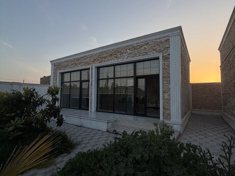 4 otaqlı həyət evi/bağ evi - Mərdəkan q. - 210 m²