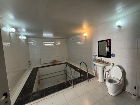 6 otaqlı həyət evi/bağ evi - Novxanı q. - 220 m²