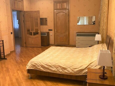 6 otaqlı həyət evi/bağ evi - Bakıxanov q. - 350 m²