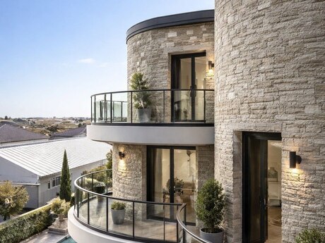 14 otaqlı həyət evi/bağ evi - Şüvəlan q. - 303 m²