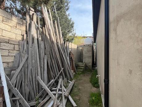 6 otaqlı həyət evi/bağ evi - Şüvəlan q. - 248 m²