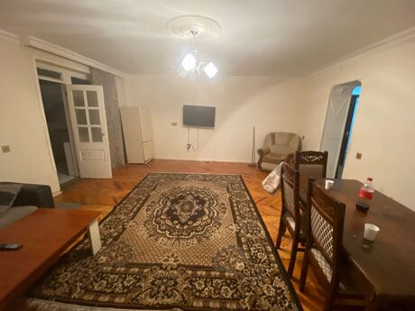 3 otaqlı köhnə tikili - 8-ci mikrorayon q. - 70 m²
