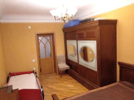 3 otaqlı köhnə tikili - 8-ci kilometr q. - 68 m²