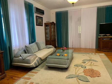 9 otaqlı həyət evi/bağ evi - Novxanı q. - 300 m²