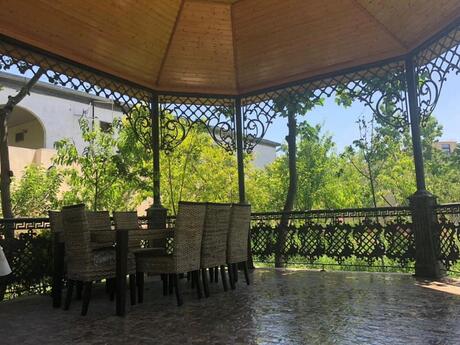 9 otaqlı həyət evi/bağ evi - Novxanı q. - 300 m²