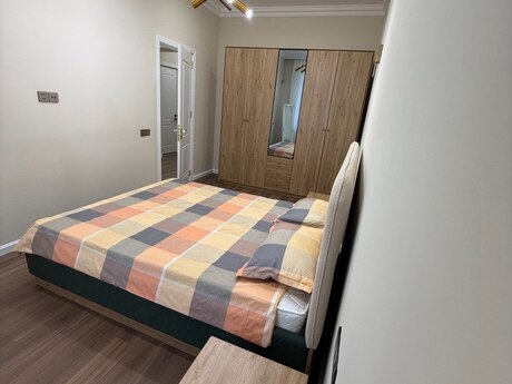 2-комн. вторичка - м. Элмляр Академиясы - 65 м²