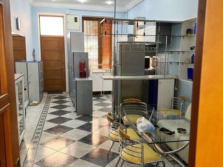 3 otaqlı köhnə tikili - 28 May m. - 120 m²