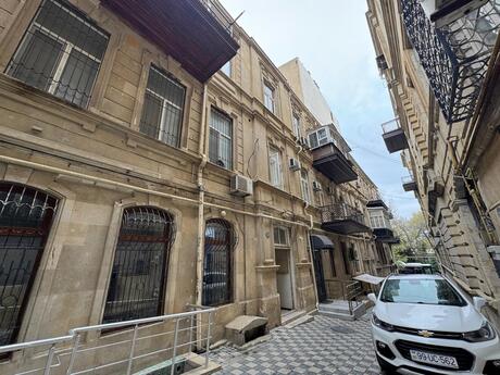 4 otaqlı köhnə tikili - İçəri Şəhər m. - 120 m²