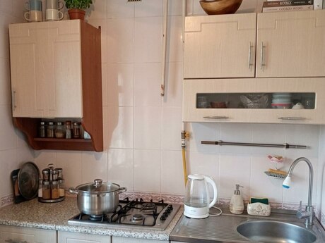 2 otaqlı köhnə tikili - Yeni Günəşli q. - 68 m²