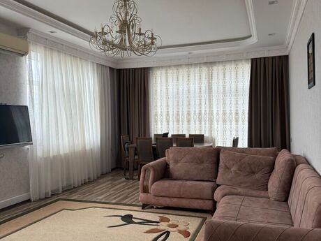 9 otaqlı həyət evi/bağ evi - Novxanı q. - 300 m²