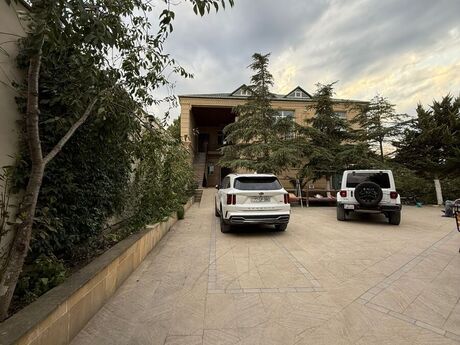 9 otaqlı həyət evi/bağ evi - Novxanı q. - 300 m²