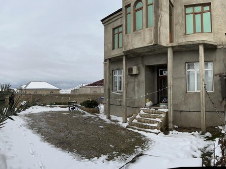 6 otaqlı həyət evi/bağ evi - Binəqədi q. - 200 m²