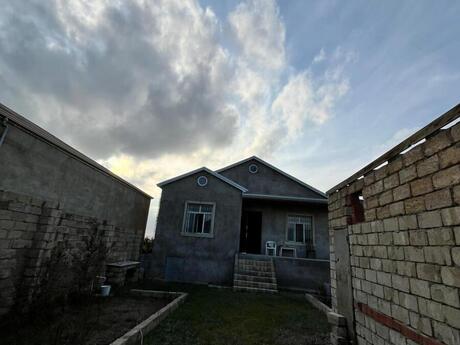 4 otaqlı həyət evi/bağ evi - Saray q. - 80 m²