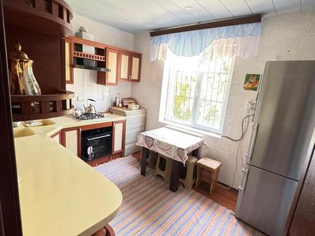 5 otaqlı həyət evi/bağ evi - Novxanı q. - 200 m²