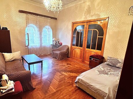 2 otaqlı köhnə tikili - 28 May m. - 70 m²