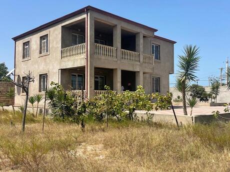 7 otaqlı həyət evi/bağ evi - Novxanı q. - 300 m²