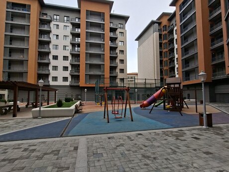 8 otaqlı ofis - Ağ şəhər q. - 300 m²