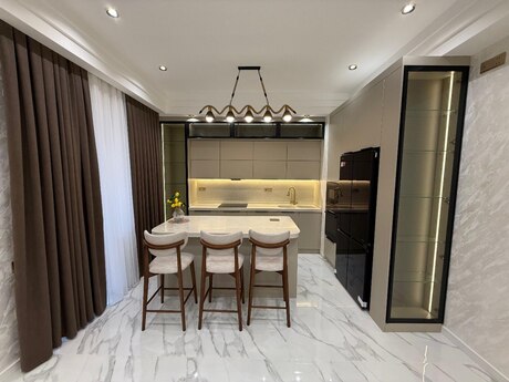 4 otaqlı yeni tikili - Ağ şəhər q. - 140 m²