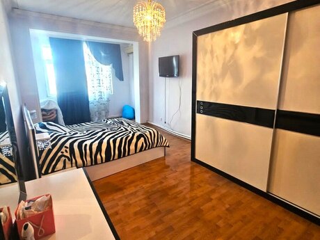 5 otaqlı köhnə tikili - Azadlıq Prospekti m. - 130 m²