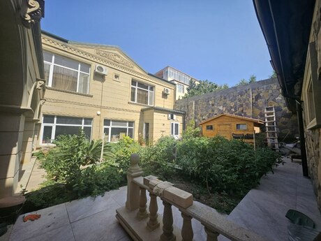 6 otaqlı həyət evi/bağ evi - Badamdar q. - 400 m²