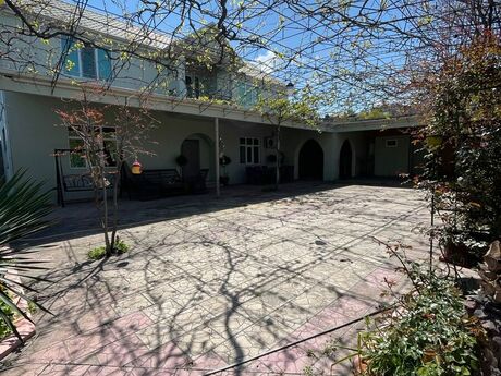 5 otaqlı həyət evi/bağ evi - Novxanı q. - 200 m²