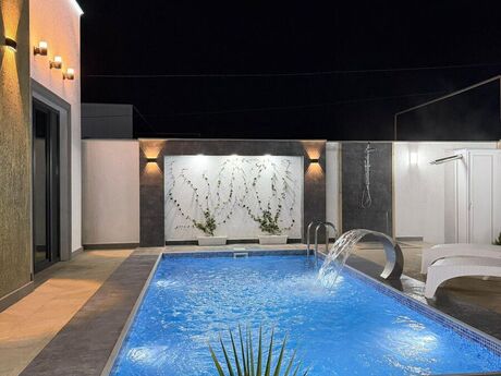 4 otaqlı həyət evi/bağ evi - Şüvəlan q. - 250 m²