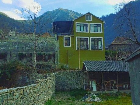 4 otaqlı həyət evi/bağ evi - Qax - 90 m²
