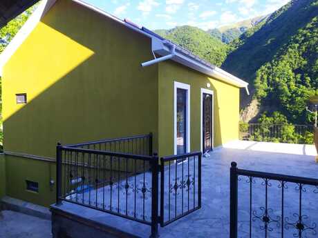 4 otaqlı həyət evi/bağ evi - Qax - 90 m²