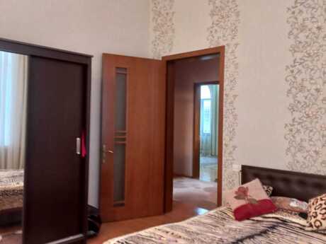 6 otaqlı həyət evi/bağ evi - Novxanı q. - 338 m²