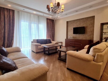 3-комн. новостройка - м. 28 мая - 185 м²