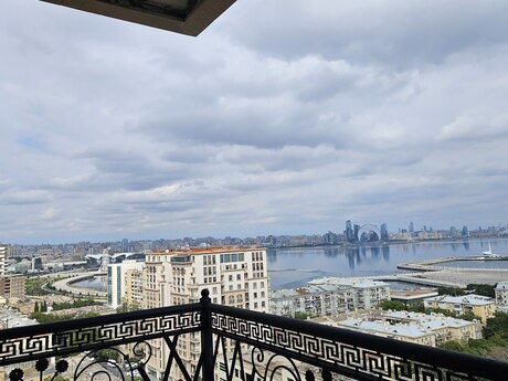 4 otaqlı yeni tikili - Bayıl q. - 178 m²