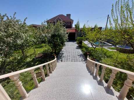 4 otaqlı həyət evi/bağ evi - Şəki - 400 m²