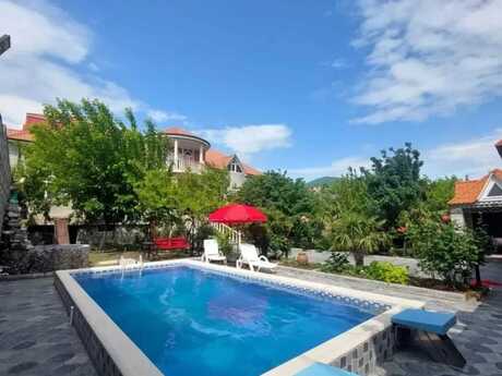 4 otaqlı həyət evi/bağ evi - Şəki - 400 m²