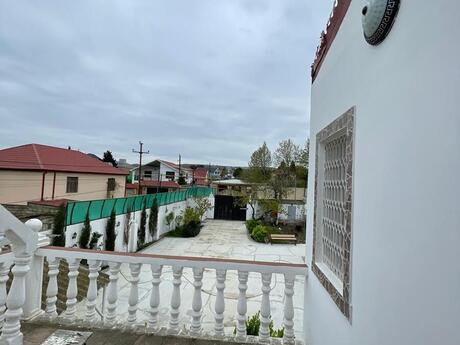 4 otaqlı həyət evi/bağ evi - Novxanı q. - 240 m²
